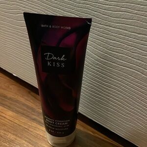 Dark kiss body cream